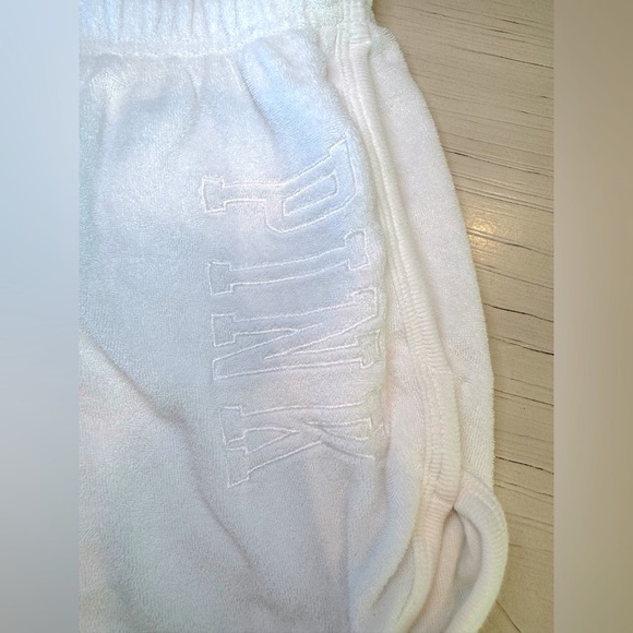 🔥HP🔥NWOT - PINK Victoria's Secret Beach Terry Varsity Shorts in White Size Large - Picture 13 of 16